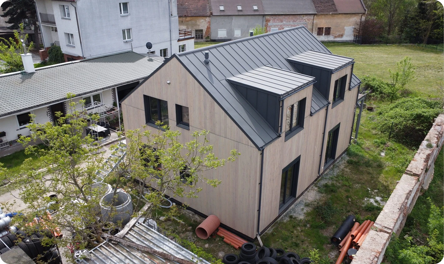 Gotowe domy prefabrykowane z drewnianą elewacją i metalowym dachem prezentowane z lotu ptaka