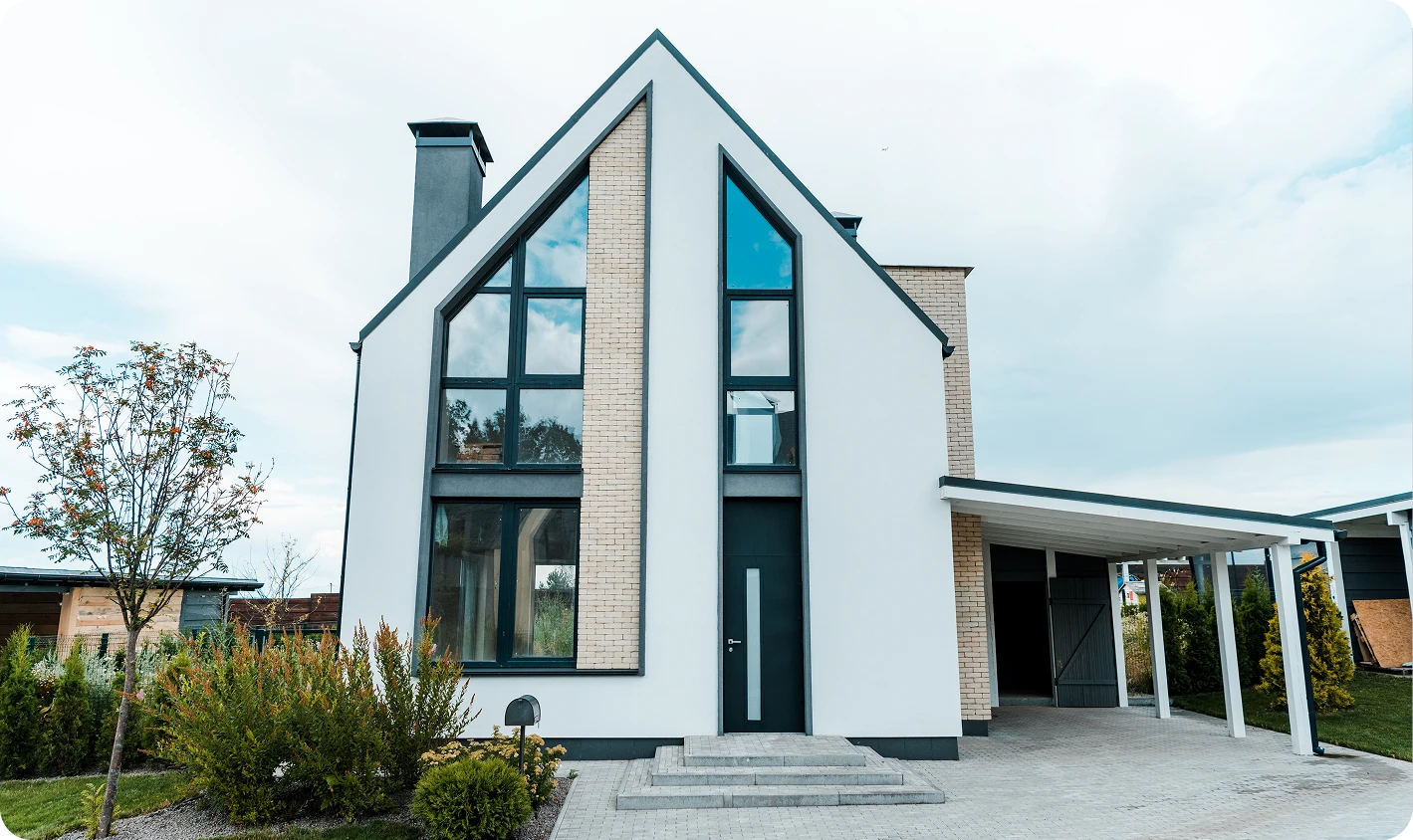 Nowoczesny gotowy dom prefabrykowany z dużymi oknami i wiatą garażową